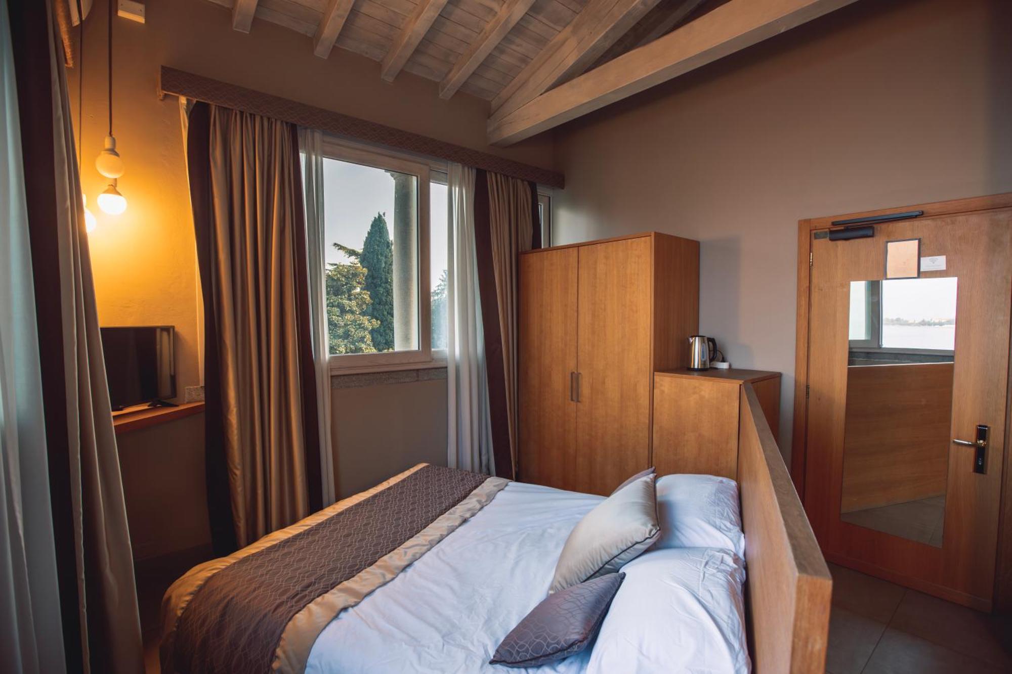 Hotel Villa Maria Au Lac - Estella Hotels Italia トスコラーノ・マデルノ エクステリア 写真